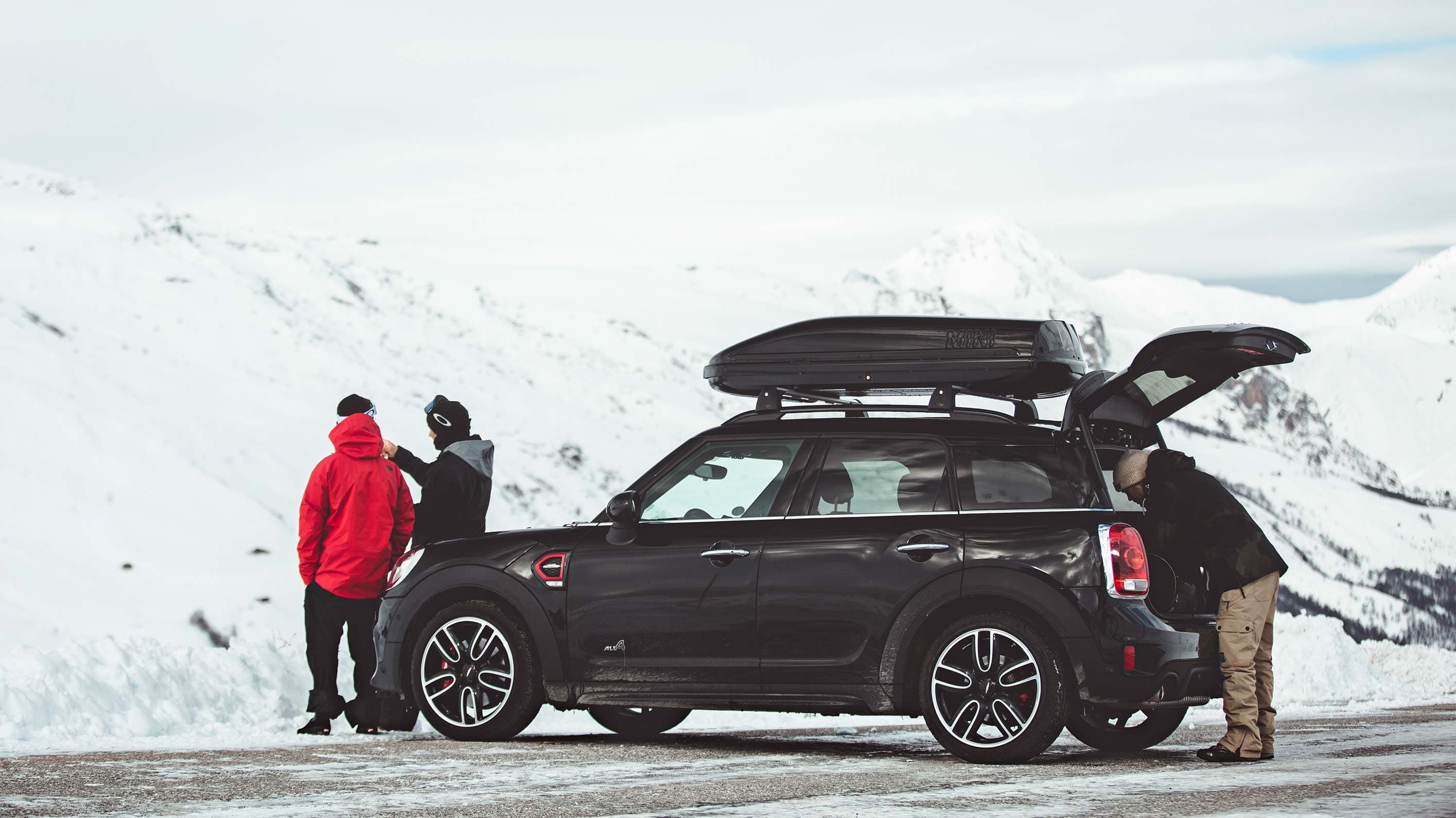 Image of a MINI driving in the Winter